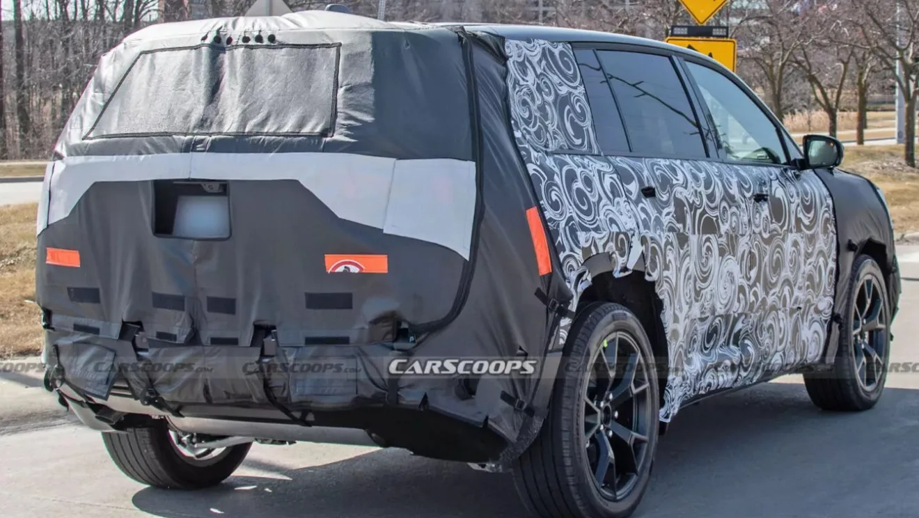 Novo SUV da Jeep camuflado de preto e branco e visto de trás