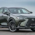 Lexus NX450h+ verde de frente em um fundo genérico