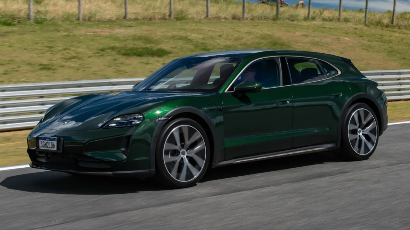 Novo Porsche Taycan Cross Turismo verde, visto de lado