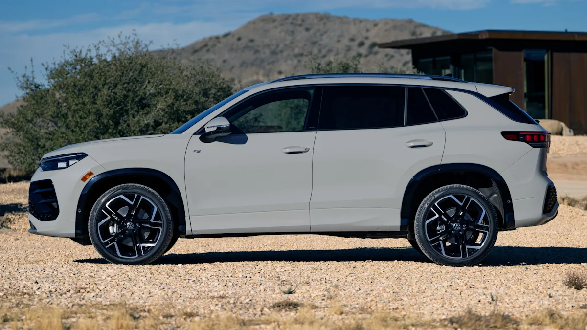 Volkswagen Tiguan 2026 bege de lado em uma estrada deserta