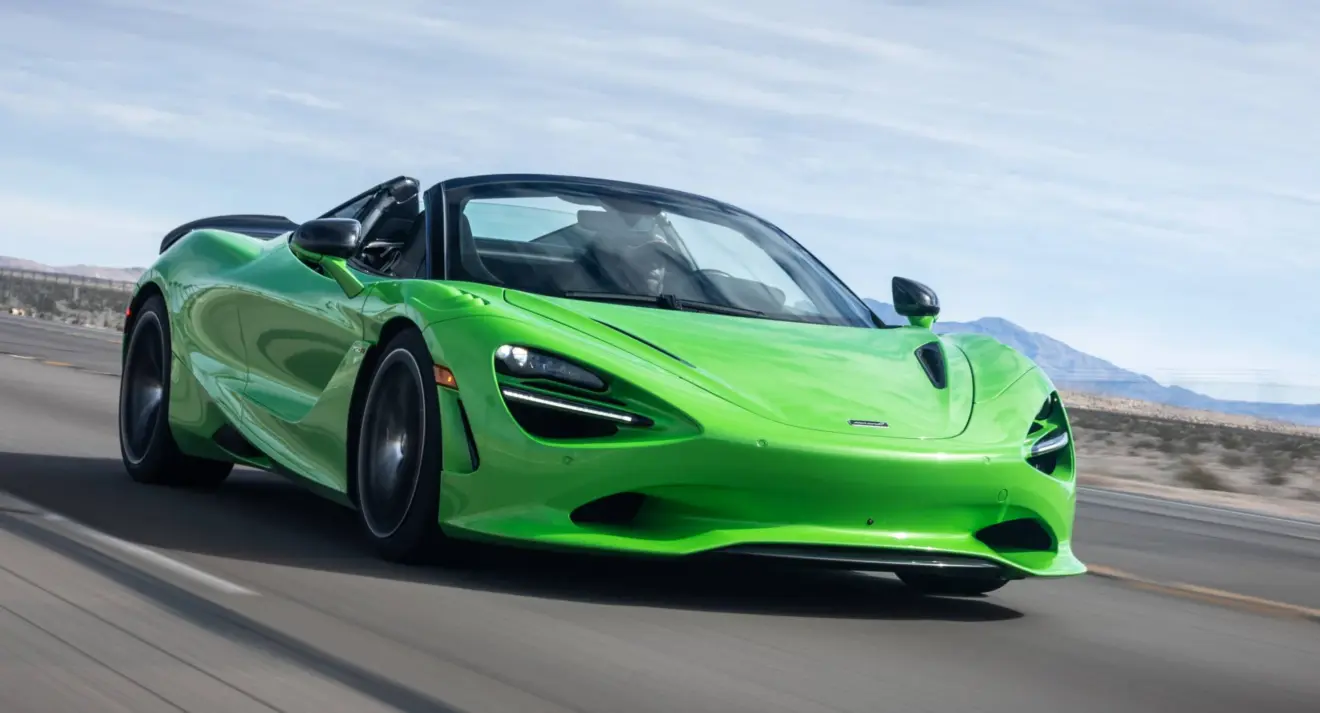 McLaren 750S verde de frente andando na estrada é um dos carros com alta potência