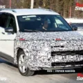 Nova caminhonete da Volkswagen rodando sob forte camuflagem