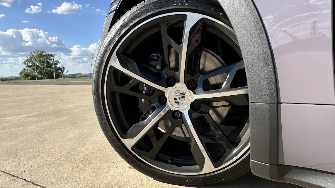 Rodas opcionais de 21 polegadas do Porsche Taycan Cross Turismo 4S