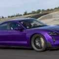 Porsche Taycan Turbo GT Pacote Weissach roxo andando na pista
