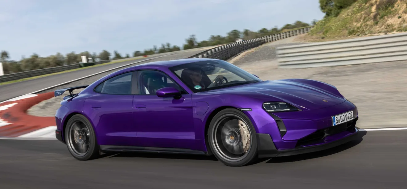 Porsche Taycan Turbo GT Pacote Weissach roxo andando na pista. MOdelo entrega uma potência de 1.034 cv