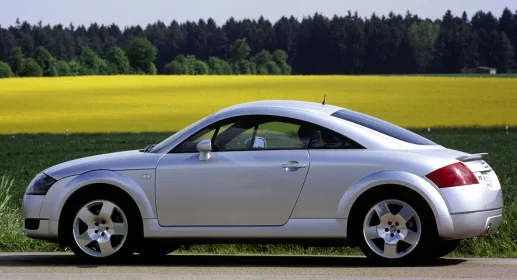 Audi TT Coupé prata parado de lateral