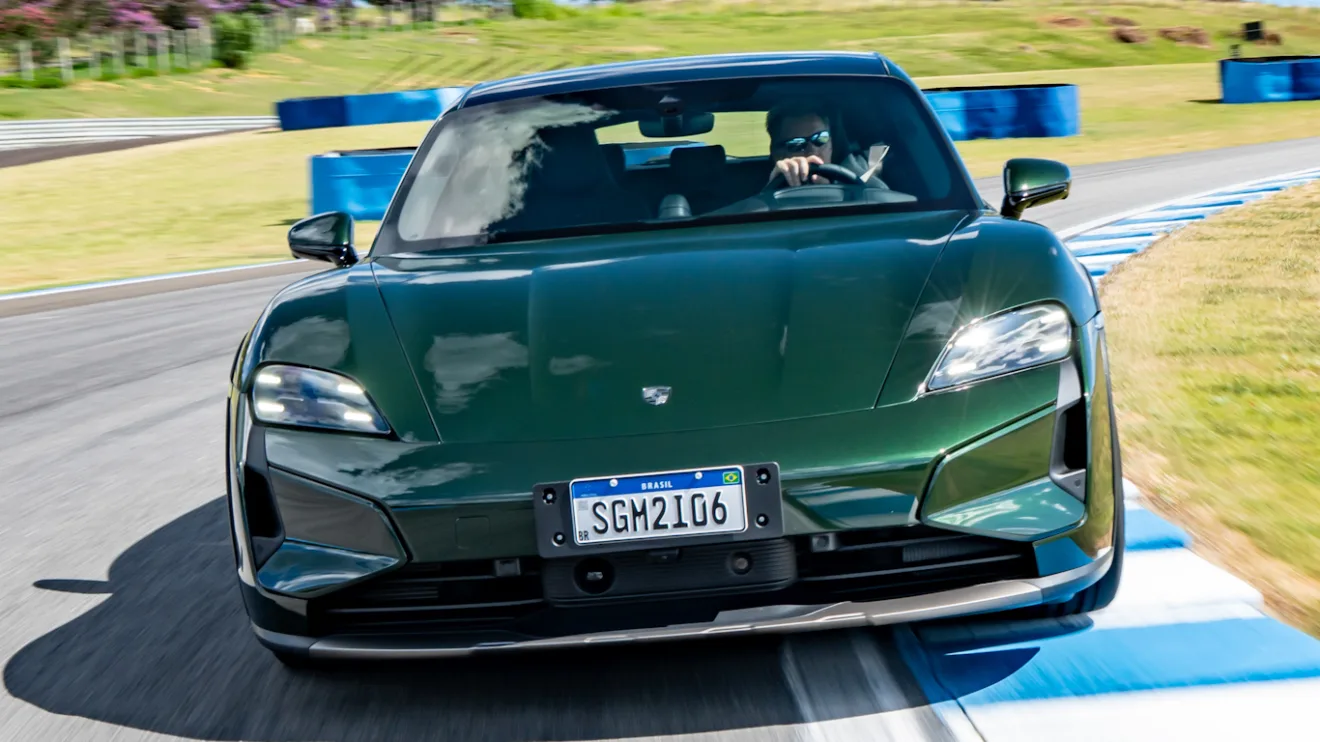 Novo Porsche Taycan Cross Turismo verde, visto de frente