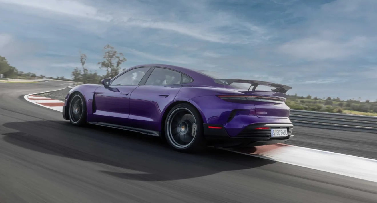 Porsche Taycan Turbo GT Pacote Weissach roxo de lateral e traseira