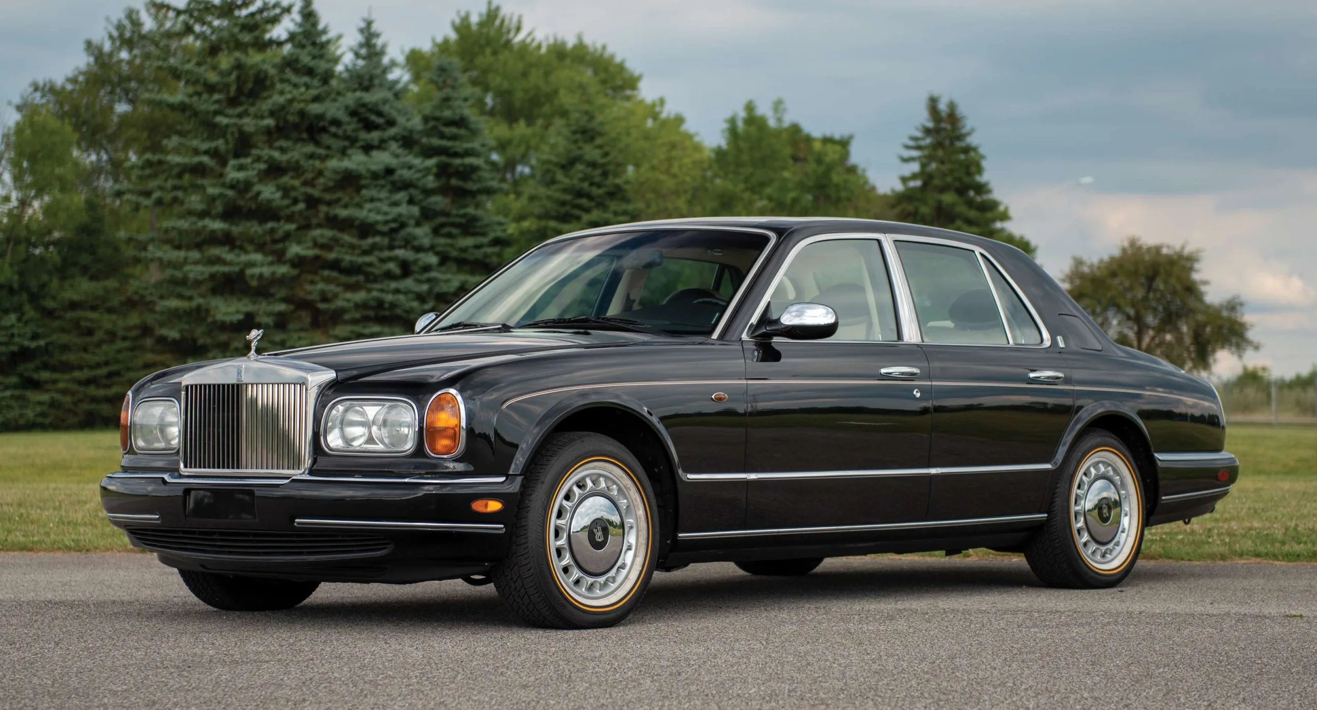 Rolls-Royce Silver Seraph preto parado no asfalto com árvores ao fundo foium carro com engenharia complexa