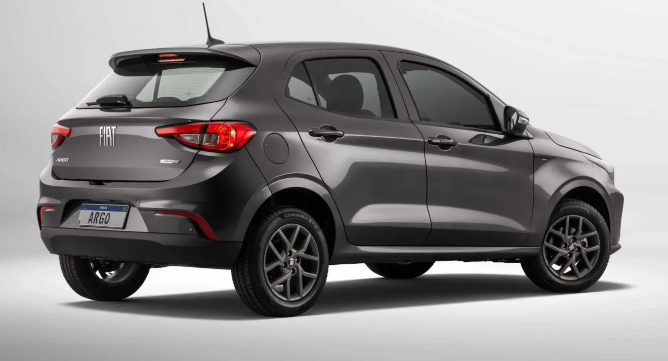 fiat argo 2026 cinza com lanternas ligadas