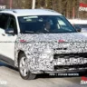Nova caminhonete da Volkswagen rodando sob forte camuflagem