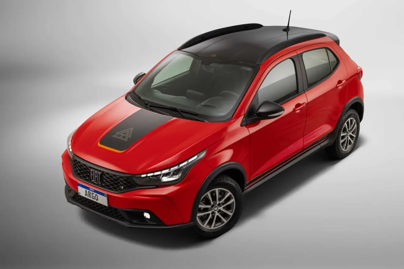 Fiat Argo Trekking 2026 vermelho, visto de cima, com fundo claro e faróis acesos