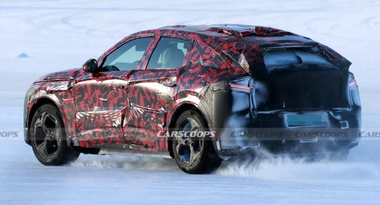 Novo Alfa Romeo Stelvio camuflado de traseira andando na neve