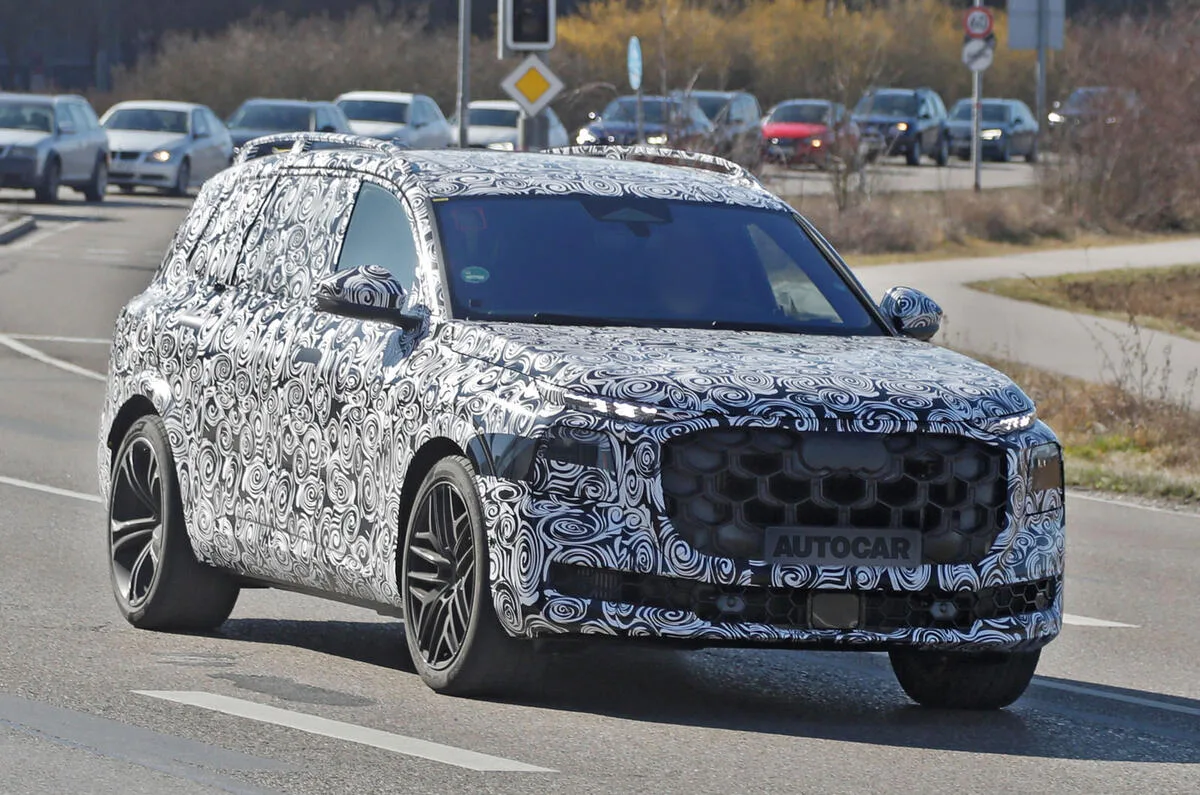 Audi Q9 camuflado de frente andando na estrada