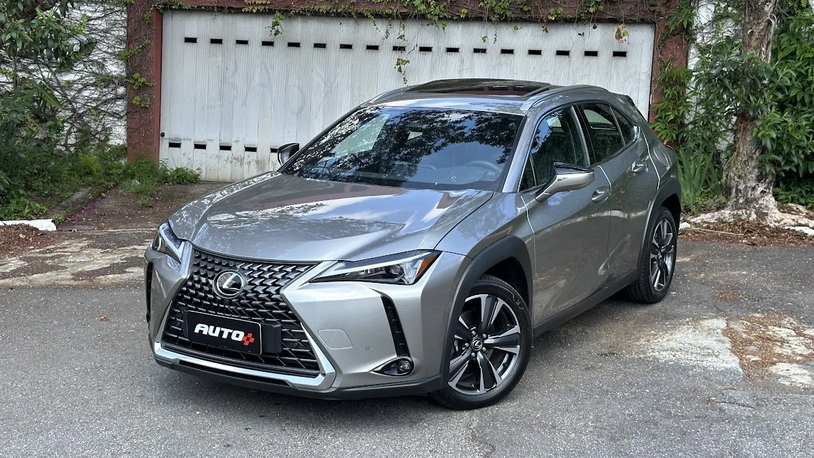 Lexus UX 300h cinza parado de frente e visto do alto