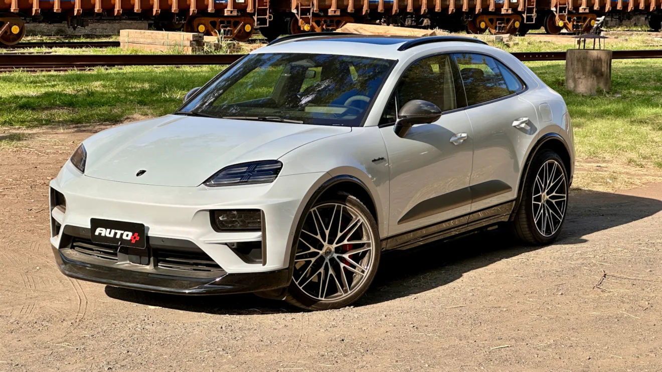 Porsche Macan Turbo branco em uma estação de trem