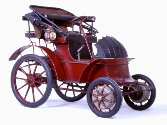 Lohner-Porsche Mixte vermelho parado de lateral com o fundo branco foi o primeiro carro híbrido da história