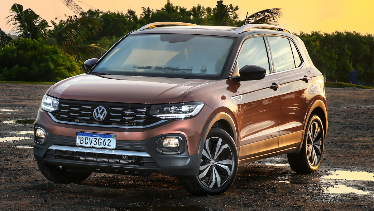 Volkswagen T-Cross bronze pardo de frente com árvores ao fundo