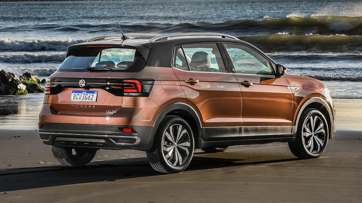 T-Cross brasileiro não reestilizado de traseira na cor marrom