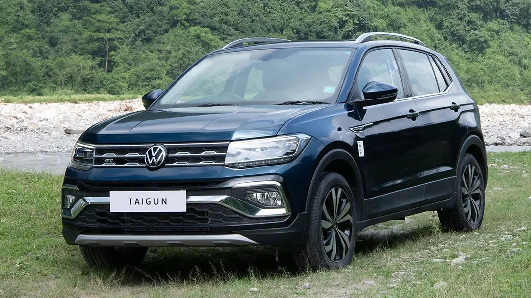 Volkswagen Taigun azul indiano de frente