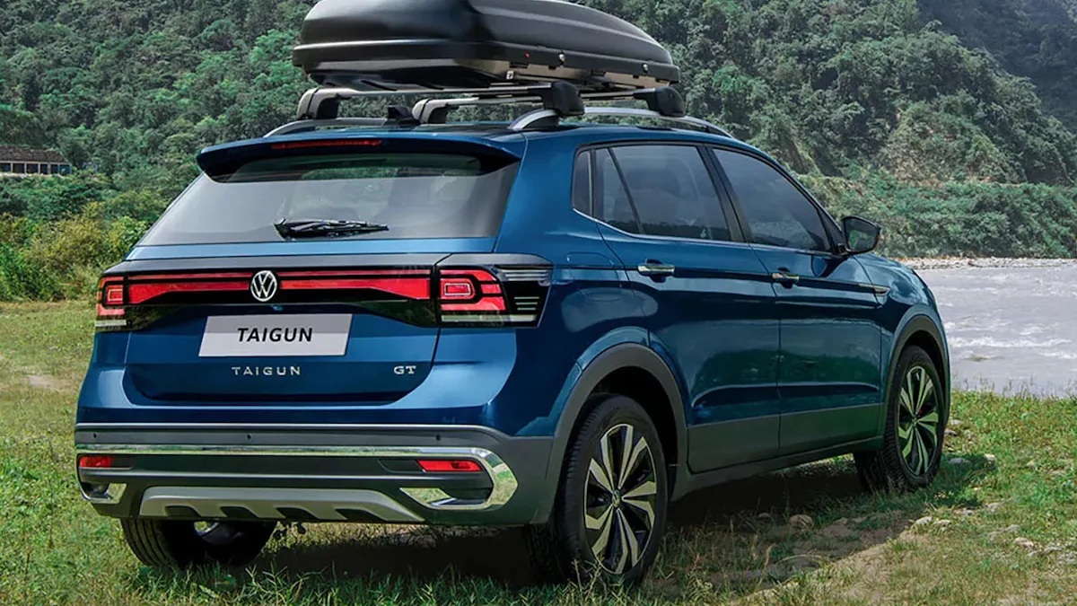 Volkswagen Taigun azul indiano de traseira