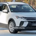 Protótipo do novo Volkswagen T-Roc branco com partes pretas e visto de frente