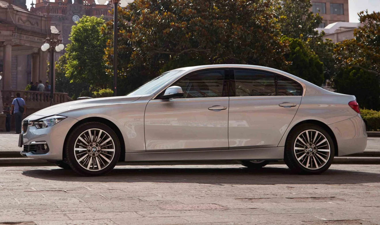 BMW 320i prata parada de lateral é um carro que pode ser usado em Track Day