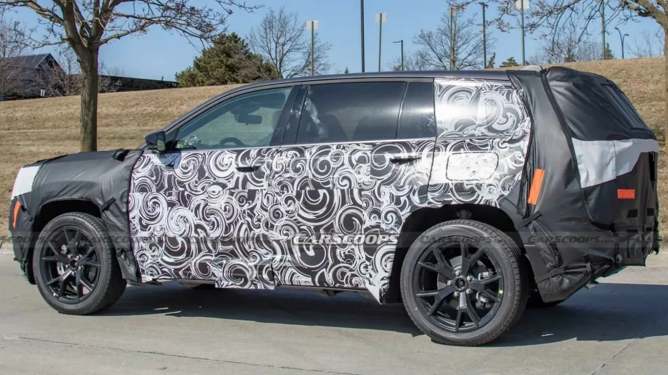 Novo SUV da Jeep camuflado de preto e branco e visto de lado