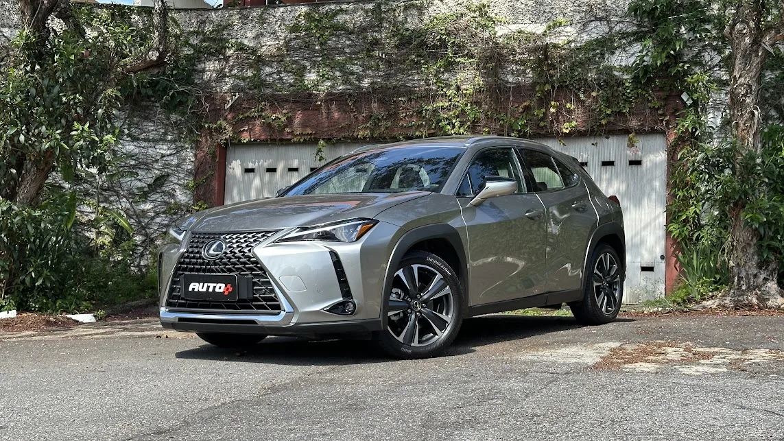 Lexus UX 300h parado de dianteira e lateral