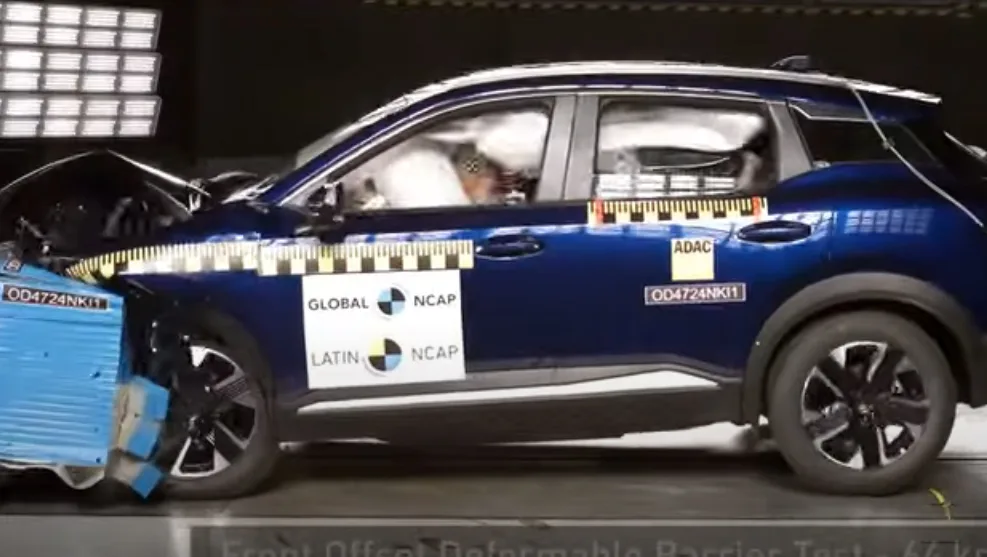 Novo Nissan Kicks azul batendo de frente e com airbags acionados