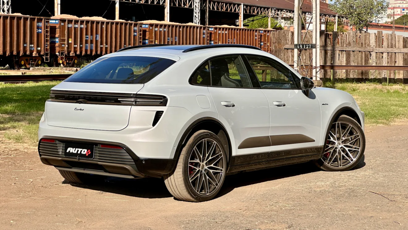 Porsche Macan Turbo de traseira branco em uma estação de trem