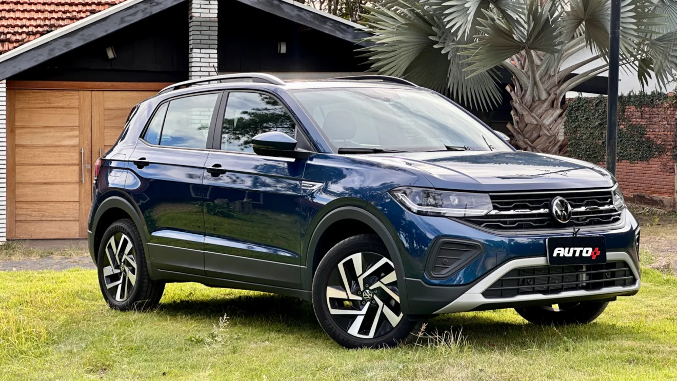 Volkswagen T-Cross Comfortline azul parado de frente com casa e árvores ao fundo