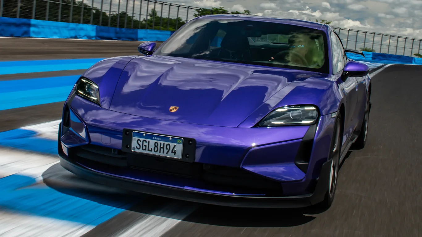 Porsche Taycan Turbo GT com Pacote Weissach roxo, visto de frente