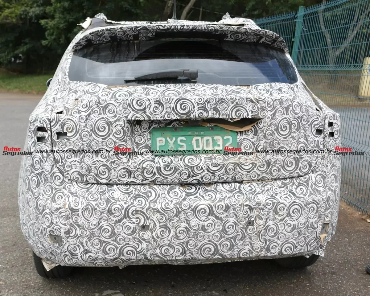 Fiat Pulse reestilizado, camuflado de preto e branco e visto de trás