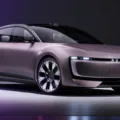 Protótipo do AUDI E Concept levemente roxo, com faróis acesos e visto de frente