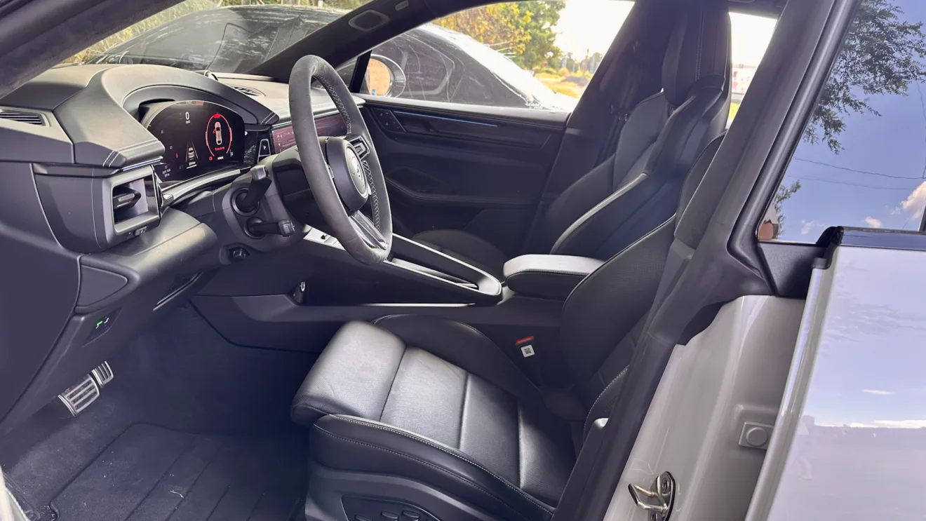 interior do Porsche Macan Turbo