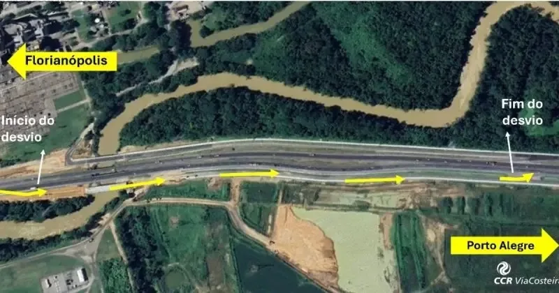 Trânsito carregado e repleto de carros na BR-101 com caminhões em destaque