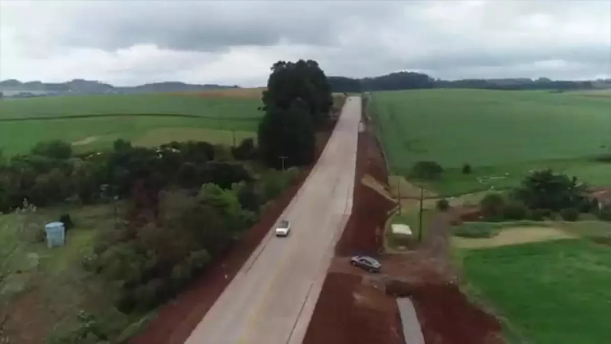 Trecho em obras da BR-163 visto de cima e com mato ao redor