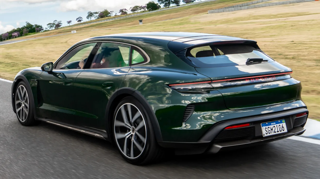 Novo Porsche Taycan Cross Turismo verde, visto de trás