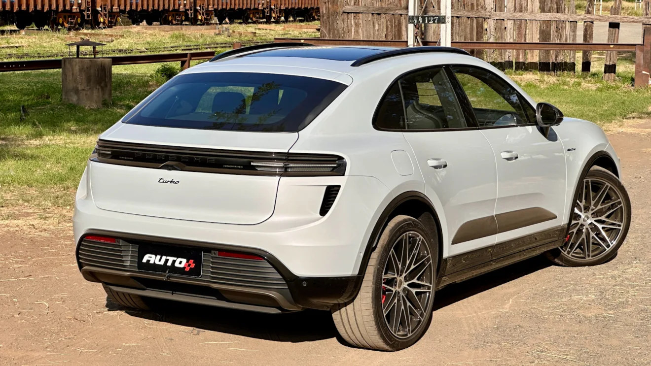 Porsche Macan Turbo branco em uma estação de trem