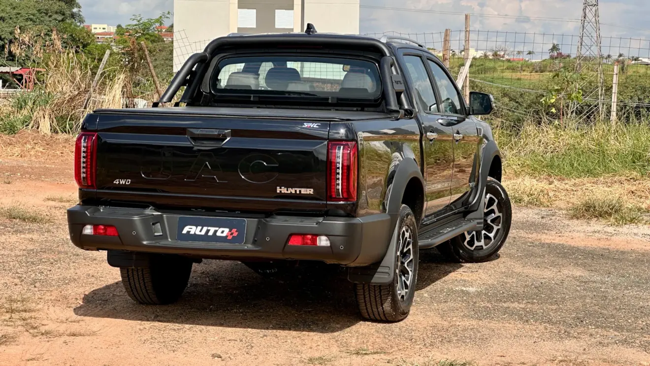 JAC Hunter preta parada de traseira 