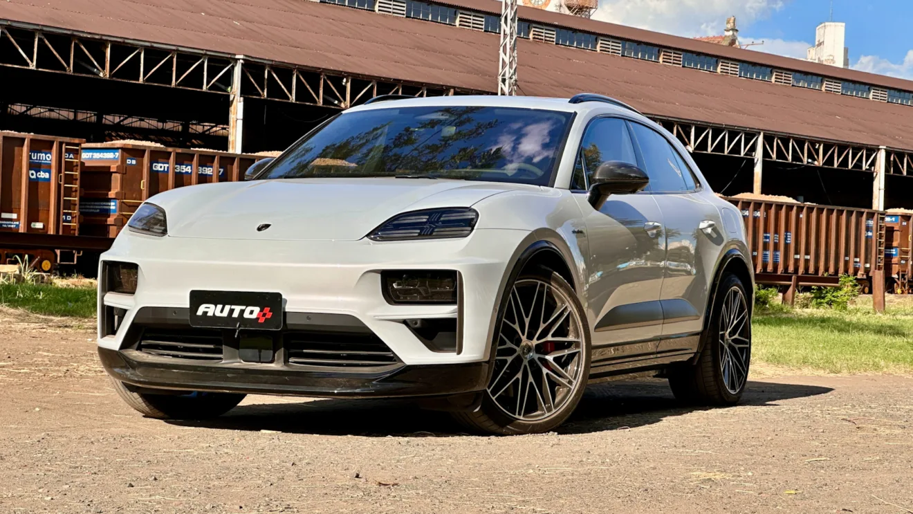 Porsche Macan Turbo branco em uma estação de trem