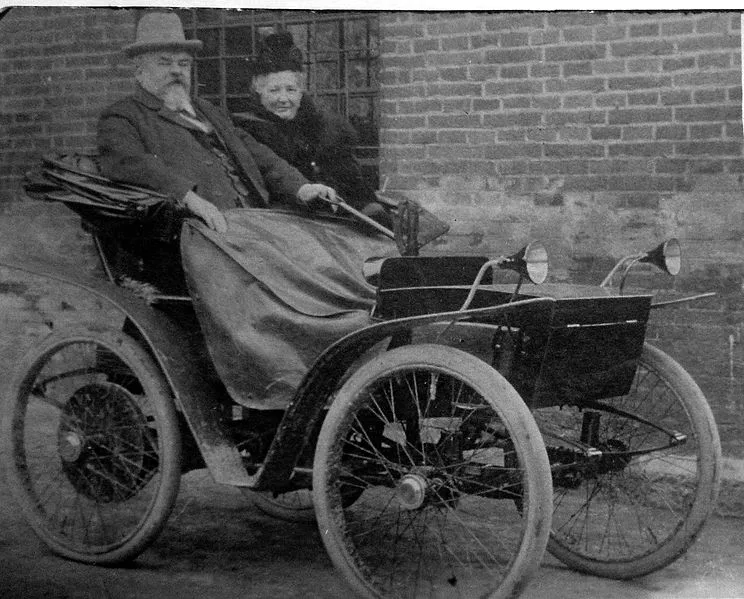 Flocken Elektrowagen de lateral em foto em preto e branco é considerado o primeiro carro elétrico da história