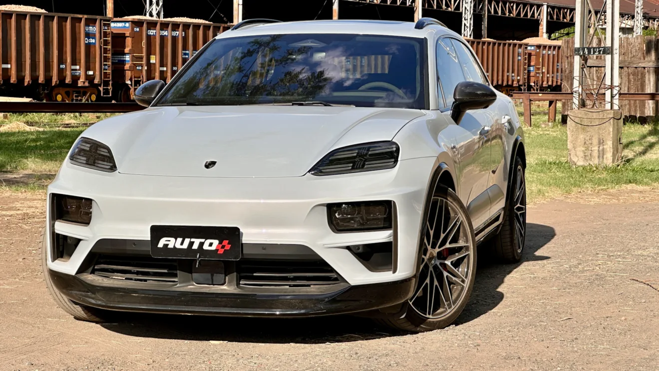 Porsche Macan Turbo branco em uma estação de trem