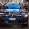 Lancia Ypsilon de frente com farol aceso