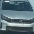 Fiat Cronos reestilizado prata com detalhes pretos e visto de frente