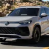Volkswagen Tiguan 2026 bege de frente em uma estrada deserta