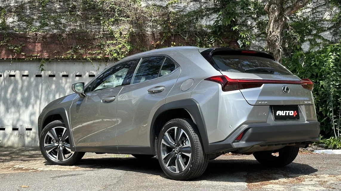 Lexus UX 300h cinza parado de traseira com casa ao fundo