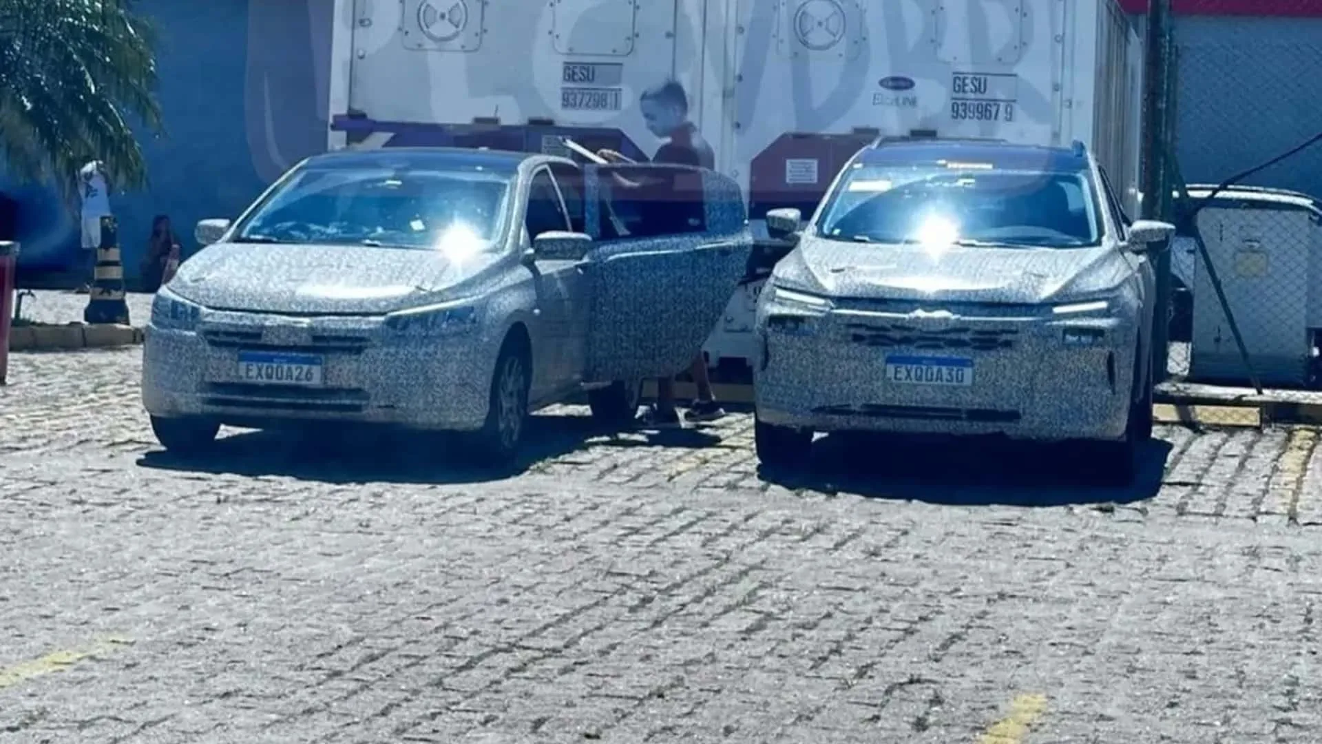 Chevrolet Onix e Tracker reestilizados, camuflados e vistos de frente