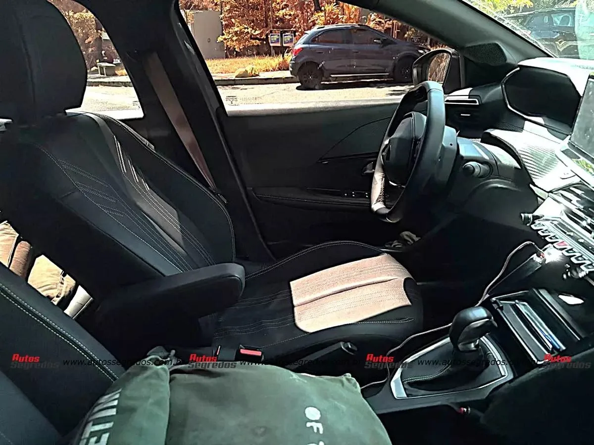 Interior do Peugeot 208 Hybrid cinza 